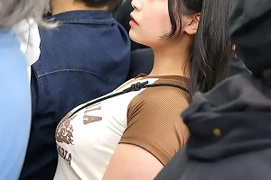 満員電車で見つけた巨乳美女を痴漢！そのまま激ピストンで犯しまくる