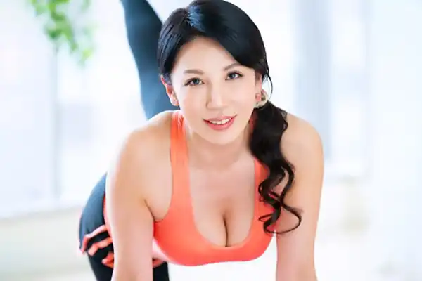 池上冴子 元パーソナルトレーナーの五十路妻がAVデビュー！美巨乳を揺らしながら他人棒でイキ狂う