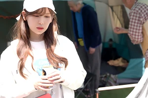 町内のキャンプイベントに参加した美人妻。テントの中で何度も中出しされてしまう 明里つむぎ