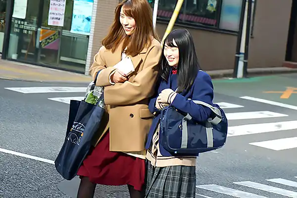 JKの娘を守るために母親が自ら体を差し出す！レイプ魔から執拗に手マンされて悶絶 Post155
