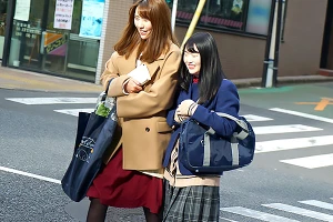 JKの娘を守るために母親が自ら体を差し出す！レイプ魔から執拗に手マンされて悶絶
