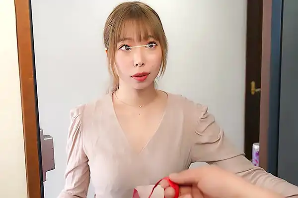 同じマンションに住む美女に浣腸！アナルをヒクつかせながら液体を大噴射