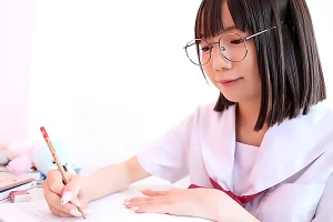 ミニマムボディ美少女を母親の彼氏がレイプ！激しいピストンでパイパンを突く 日向由奈