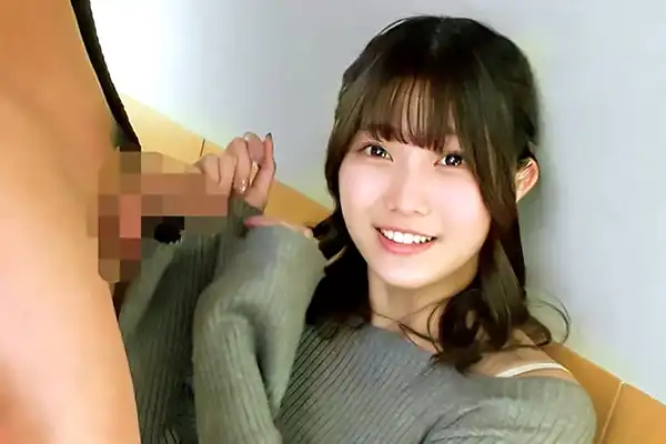 めっちゃ可愛い女子大生にデカチンを突きつける！戸惑いつつもエッチな頼みを拒めずキスしてしまう