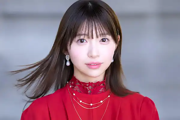 天性の愛らしさと気品を持つ元芸能人がAVデビュー。華やかなステージからエッチな輝きへ！ 白石るな