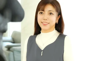 AVデビュー作の撮影に挑む五十路人妻。恥じらいながら美しい裸体をさらけ出す 小倉みきね