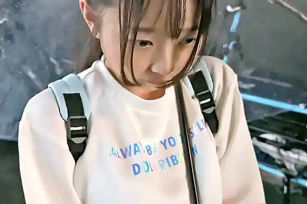 夜の街を彷徨う美少女とホテルへ！後背位ピストンで突かれ悶えイキする
