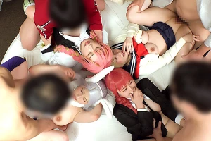 エッチ目的の巨乳レイヤー4人と乱交開始！絶叫ボイスが止まらない
