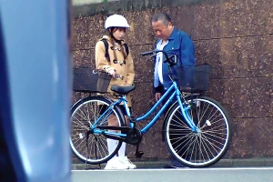 松本いちか 自転車のチェーンが外れて困ってるJKを自宅に連れ込んで…レイプで処女を喪失してしまう