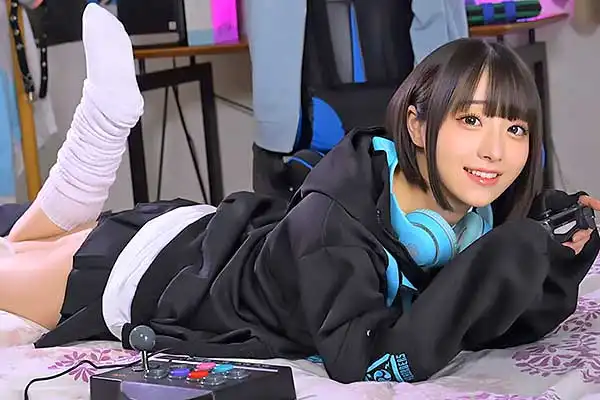 いつでもエッチOKな引きこもり美少女。ゲーム中に即ハメされて中出しされる 小島みこ