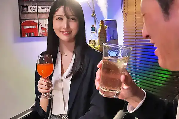 魔性の色気を醸し出す女子社員が…既婚者の中年サラリーマンをバーからお持ち帰りする 藤咲まい