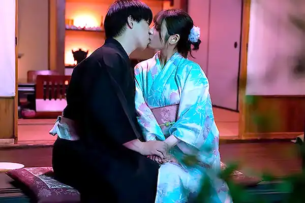 花火大会の夜に幼馴染とついに結ばれる–艶やかな浴衣姿の美少女と縁側でキスを交わす 河北彩伽