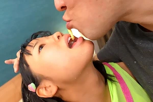 異国から来た小麦色のミニマム美少女。おじさんに体を舐めまわされて喘ぐ！