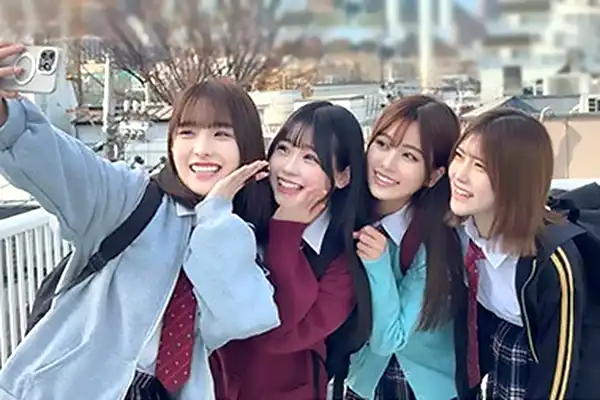 学校で一番可愛いJKグループがオフパコにハマる–イケメンの前で破廉恥に乱れる