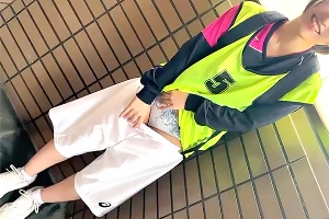 女バスの美少女がパンチラで挑発してくる。汗でしょっぱい乳首をじっくり味わう