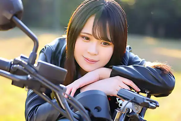 桃瀬真鈴 バイク好きなアクティブ美少女がAV初出演！オイルマッサージからの膣奥突きで潮吹きアクメ