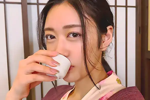 浴衣をはだけた美女が熱視線！そのままパイズリでご奉仕スタート 明日葉みつは