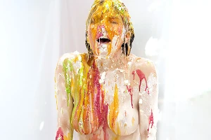 巨乳美女が全身フードまみれに！衝撃の姿で騎乗位セックスに突入して喘ぐ 若宮はずき