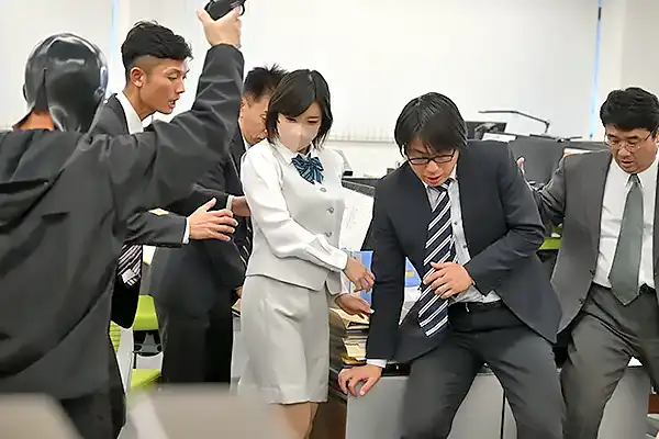 銀行強盗の人質になった人妻OL。巨乳に欲情した犯人にレイプされてしまう 紗弥佳 Post155