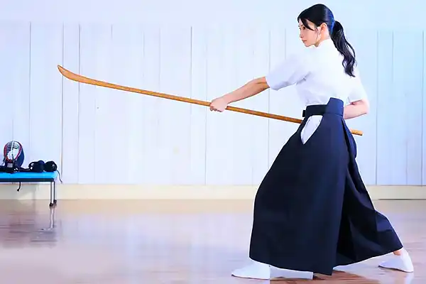 体目当ての彼氏に突かれ乱れる女剣士！激しい正常位で絶頂を迎える 本庄鈴