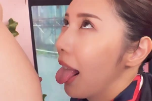 【マジックミラー号】美人CAが童貞男子の乳首を舐める！悶える姿を見て痴女性に目覚めていく