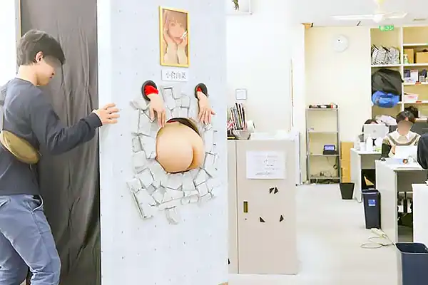 あの超有名AV女優がこんな姿に…美少女が壁から美尻を丸出しにする！ 小倉由菜