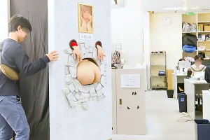 あの超有名AV女優がこんな姿に…美少女が壁から美尻を丸出しにする！ 小倉由菜