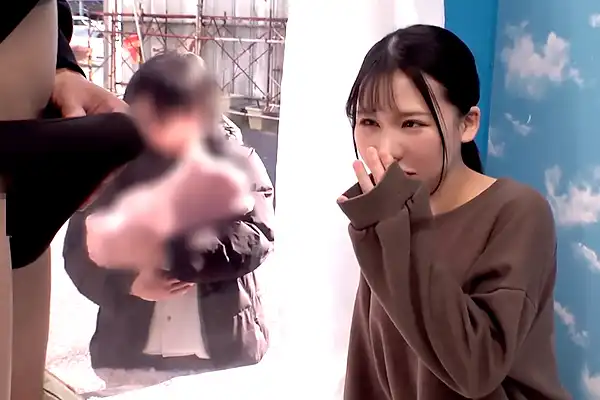 【マジックミラー号】ベビーカー人妻がデカチンをフェラ。家族の前でオンナに戻る中出し不倫SEX