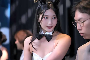 バニーガールバーで働く子持ちママ！学生のお客さんをトイレに連れ込んでフェラ抜き 本庄鈴