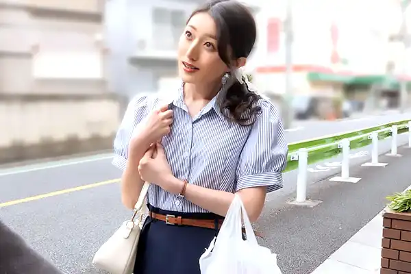 図書館で出会った人妻司書に…青年が中出しセックスの指導を頼み込む！ 足立美緒