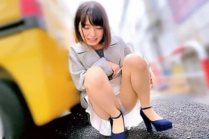 パンツの中にリモコンバイブを仕込んだ美女が…快楽に耐えられず駐車場で崩れ落ちる