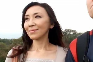 熟女母と息子が2人きりで温泉旅行へ。親子の一線を越えて背徳の近親相姦セックスに溺れる！