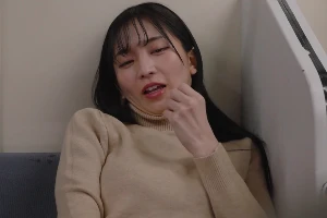 二人きりしかいない最終電車で発情した美女が男を誘惑する
