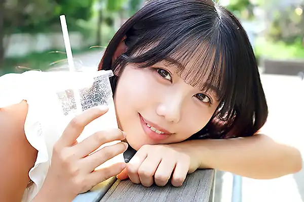次世代の新星美少女がAVデビュー！初3Pで本能むき出しのイキ乱れ 浜辺やよい