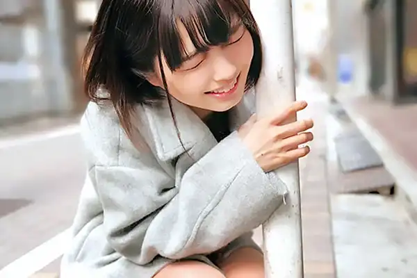 リモバイ散歩で欲求が爆発！ムラムラした美女が部屋でフェラご奉仕
