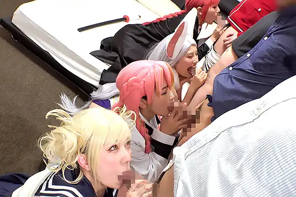 4人の爆乳レイヤーをナンパ成功！肉棒を咥えてフェラが一斉スタート