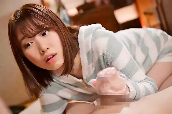 生意気盛りなJK姪っ子が叔父さんを支配！手袋をつけたまま手コキで責めまくる 安達夕莉