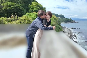 10周年を迎えた人妻と記念旅行で距離が縮まる–海辺のホテルで心も身体も溶け合う熱い一夜 向井藍