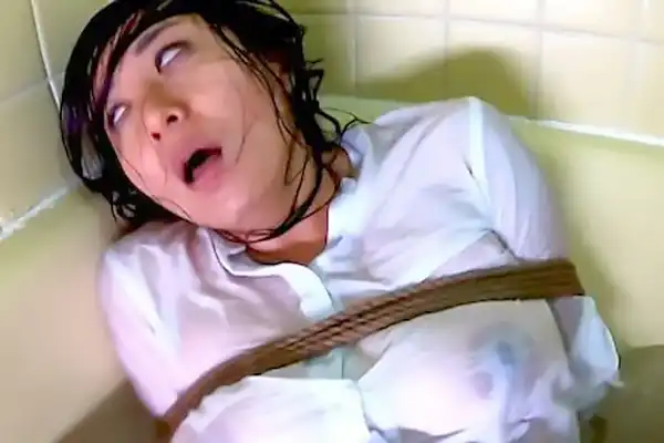 巨乳美女を緊縛して風呂場に監禁！水の中でワレメを愛撫されて悶える 佐久間楓