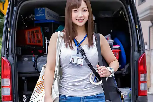 佐伯あやか ムチムチボディの美人OLがAVデビュー！フル勃起チンポをぶち込み激ピスバック