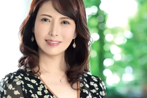 五十路人妻は筋金入りのお嬢様！AVデビュー作で美しい裸体をさらけ出す 吉永留美子