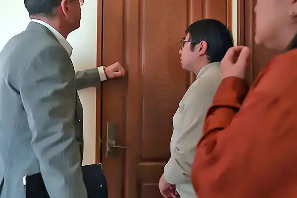 引きこもりの美少女を更生させるためにやって来た強面の男。セックスの最中に乱入する 西元めいさ