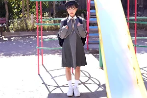 日本に住んでる異国の美少女を調教！おじさんに命令されて乳首を舐める