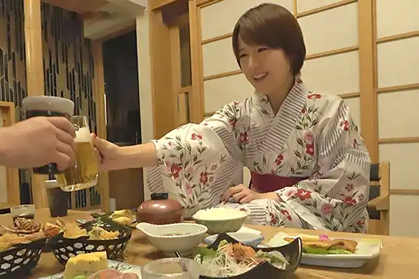 AVデビュー10年目を迎えた美女と温泉旅行へ–酒とご馳走を味わいつつフェラしてもらう 向井藍 Post155