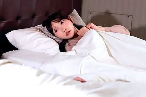 帰れない夜が関係を変えた…店長とバイトが本音を交わしながら前戯で熱を帯びる 三田真鈴