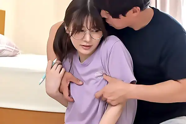 地味なJK妹にしつこくセクハラするお義兄ちゃん–ノーブラ乳首を愛撫して開発する 鳳みゆ