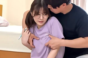 地味なJK妹にしつこくセクハラするお義兄ちゃん–ノーブラ乳首を愛撫して開発する 鳳みゆ