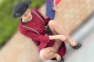 パンチラしてる美人バスガイドを休憩中に眠らせて…レイプ魔がそのまま連れ去って犯す