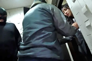 突然知らない男たちが自宅にやって来て…OLのスーツを強引に脱がす！