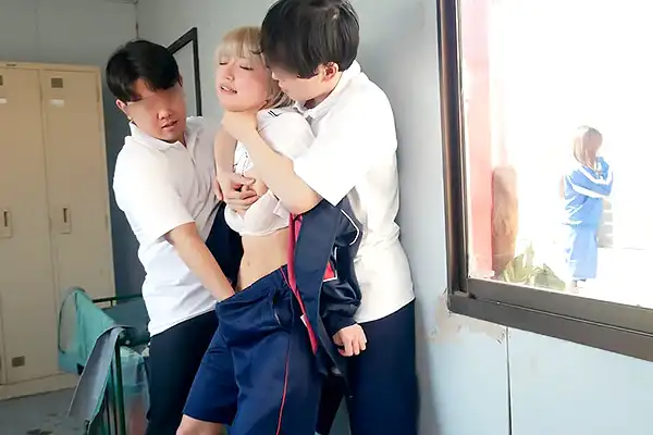 金髪で目立つ転校生JKがレイプの標的に…1人なった隙をついて男子2人が襲いかかる 安堂はるの Post155